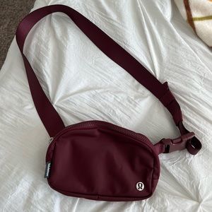 🍋 Lululemon belt bag in Red Merlot 🍋